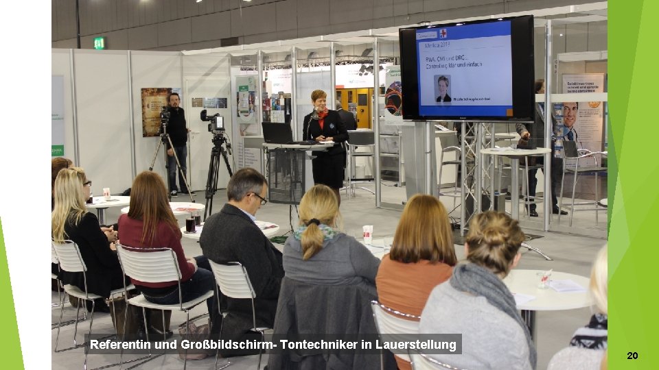 Referentin und Großbildschirm- Tontechniker in Lauerstellung 202020 