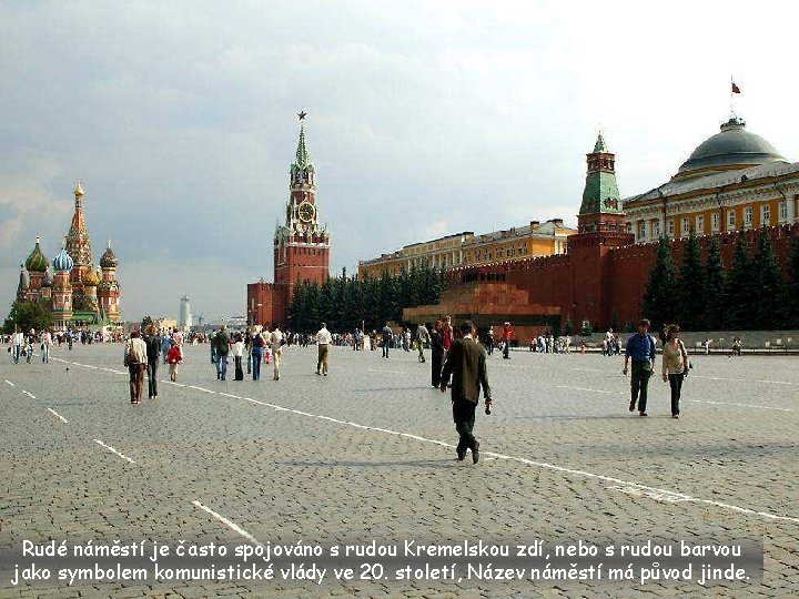 Rudé náměstí je často spojováno s rudou Kremelskou zdí, nebo s rudou barvou jako