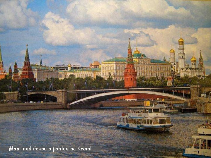Most nad řekou a pohled na Kreml 
