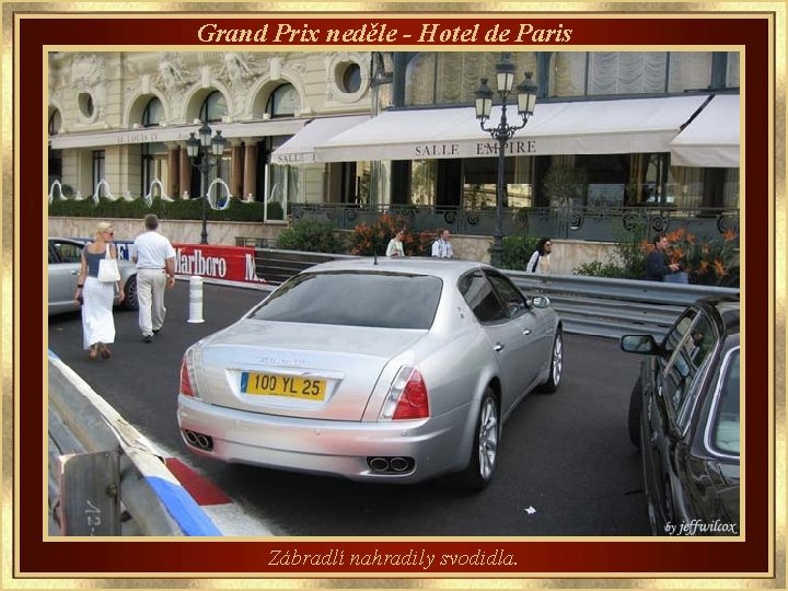 Grand Prix neděle - Hotel de Paris Zábradlí nahradily svodidla. 