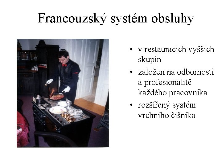 Francouzský systém obsluhy • v restauracích vyšších skupin • založen na odbornosti a profesionalitě