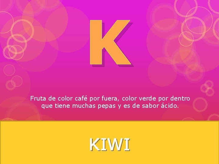 K Fruta de color café por fuera, color verde por dentro que tiene muchas