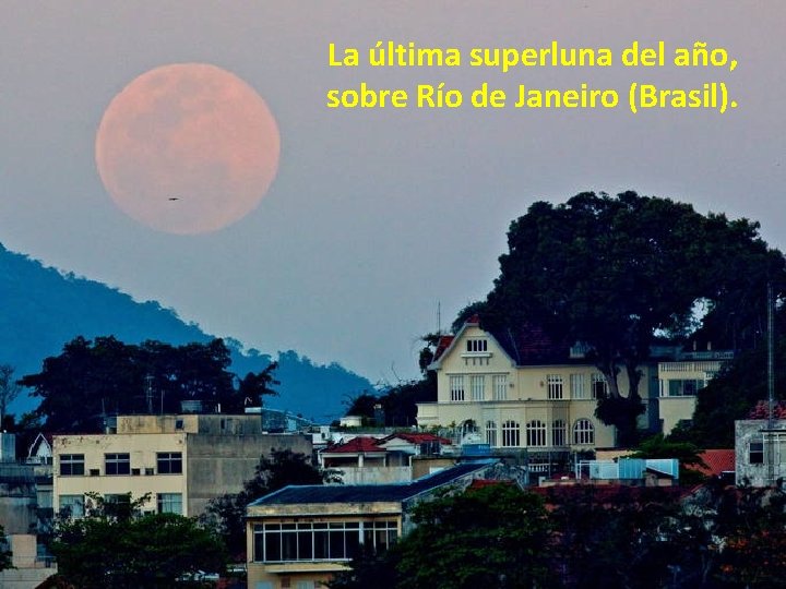 La última superluna del año, sobre Río de Janeiro (Brasil). 