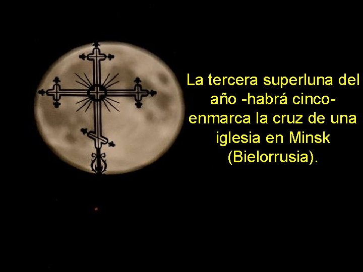 La tercera superluna del año -habrá cincoenmarca la cruz de una iglesia en Minsk