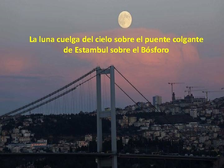La luna cuelga del cielo sobre el puente colgante de Estambul sobre el Bósforo