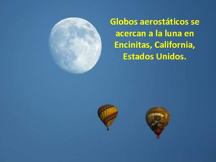 Globos aerostáticos se acercan a la luna en Encinitas, California, Estados Unidos. 