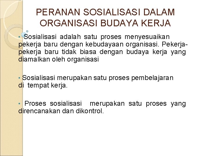 PERANAN SOSIALISASI DALAM ORGANISASI BUDAYA KERJA Sosialisasi adalah satu proses menyesuaikan pekerja baru dengan