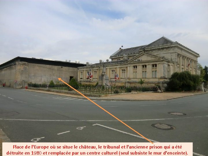 Place de l'Europe où se situe le château, le tribunal et l'ancienne prison qui