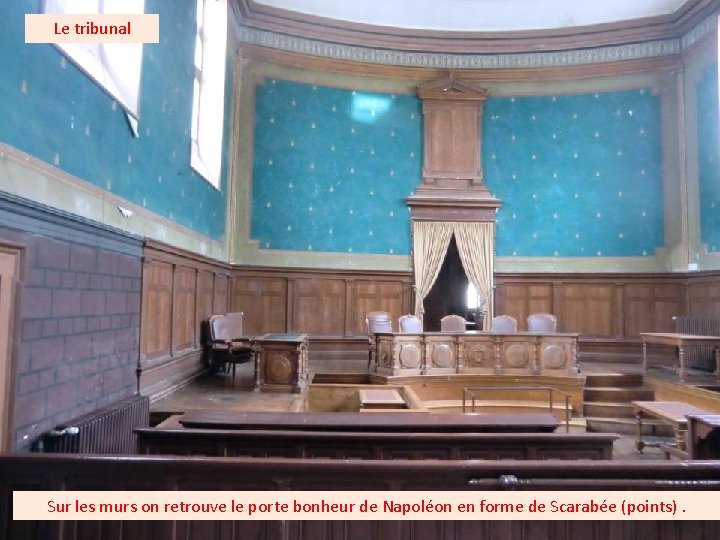 Le tribunal Sur les murs on retrouve le porte bonheur de Napoléon en forme