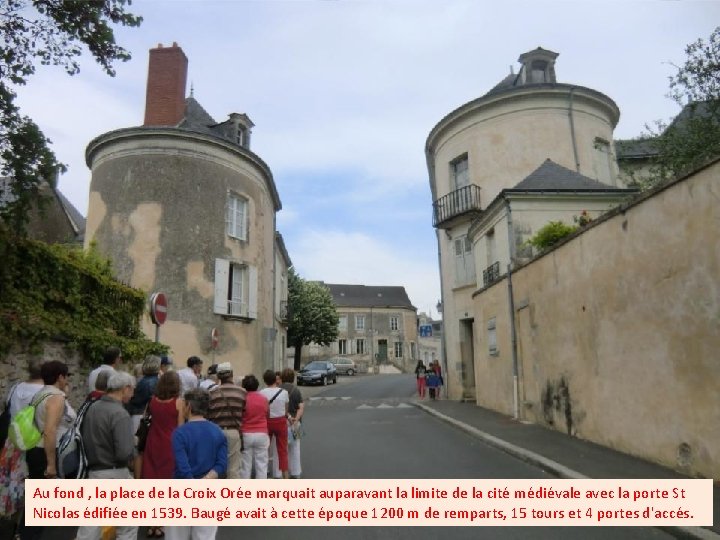 Au fond , la place de la Croix Orée marquait auparavant la limite de