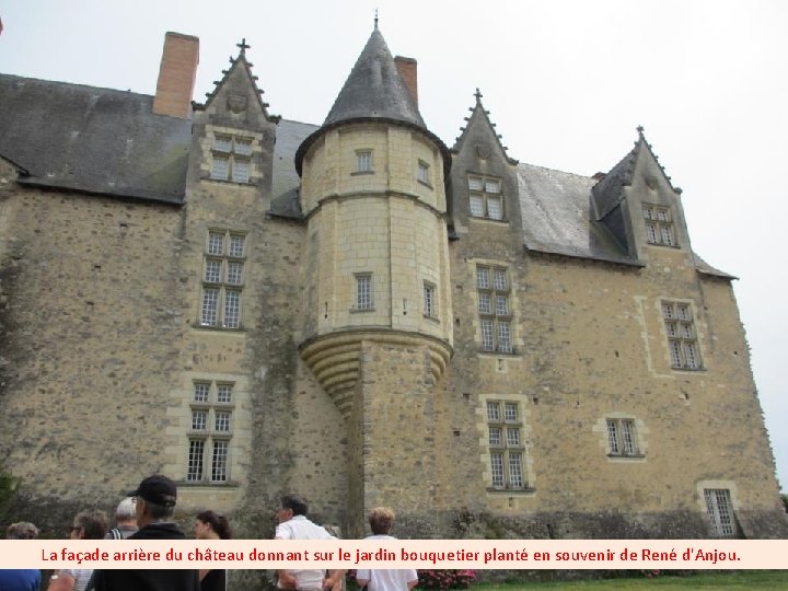 La façade arrière du château donnant sur le jardin bouquetier planté en souvenir de