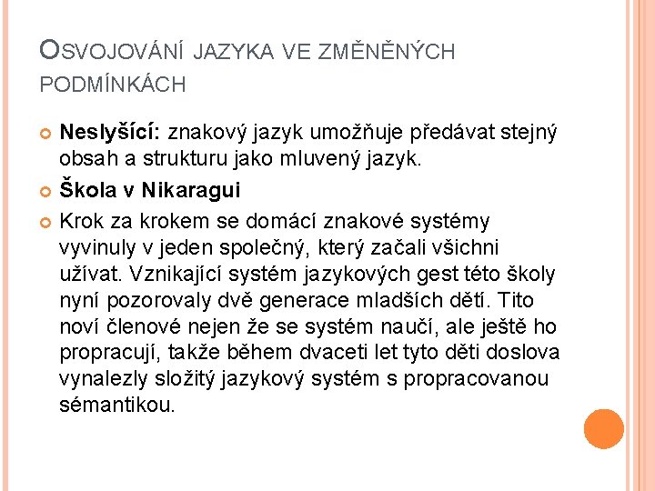 OSVOJOVÁNÍ JAZYKA VE ZMĚNĚNÝCH PODMÍNKÁCH Neslyšící: znakový jazyk umožňuje předávat stejný obsah a strukturu