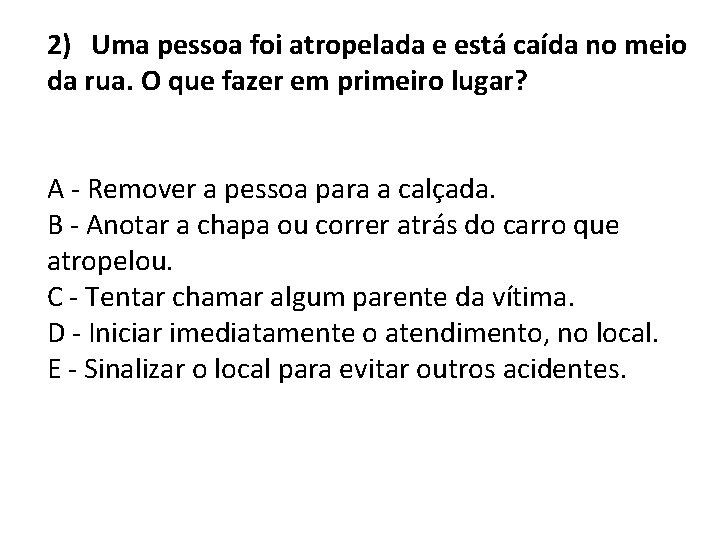 2) Uma pessoa foi atropelada e está caída no meio da rua. O que