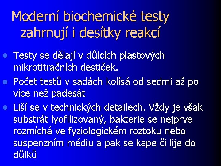 Moderní biochemické testy zahrnují i desítky reakcí Testy se dělají v důlcích plastových mikrotitračních