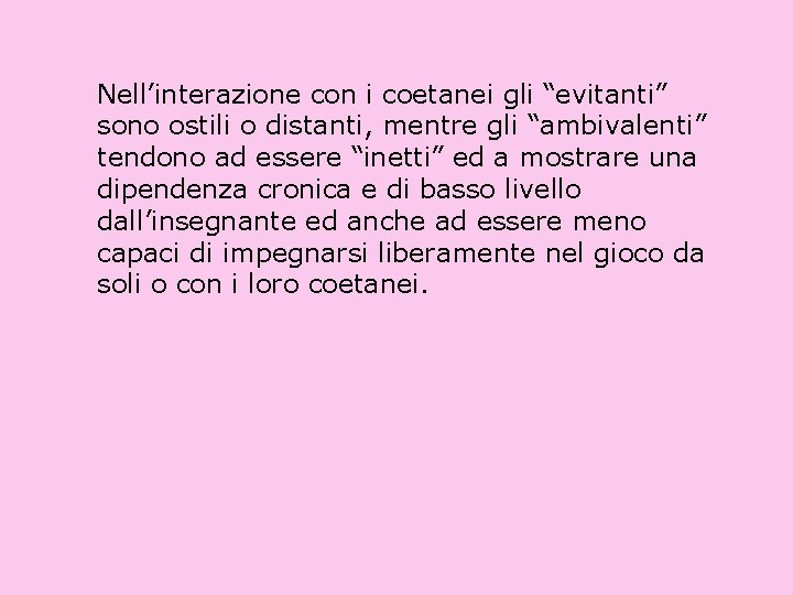 Nell’interazione con i coetanei gli “evitanti” sono ostili o distanti, mentre gli “ambivalenti” tendono