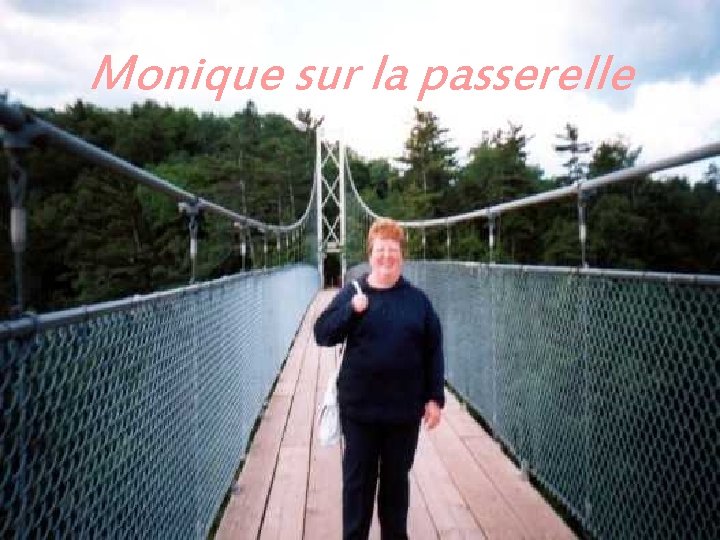 Monique sur la passerelle 