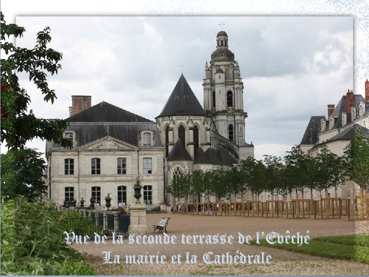 Vue de la seconde terrasse de l’Evêché La mairie et la Cathédrale 