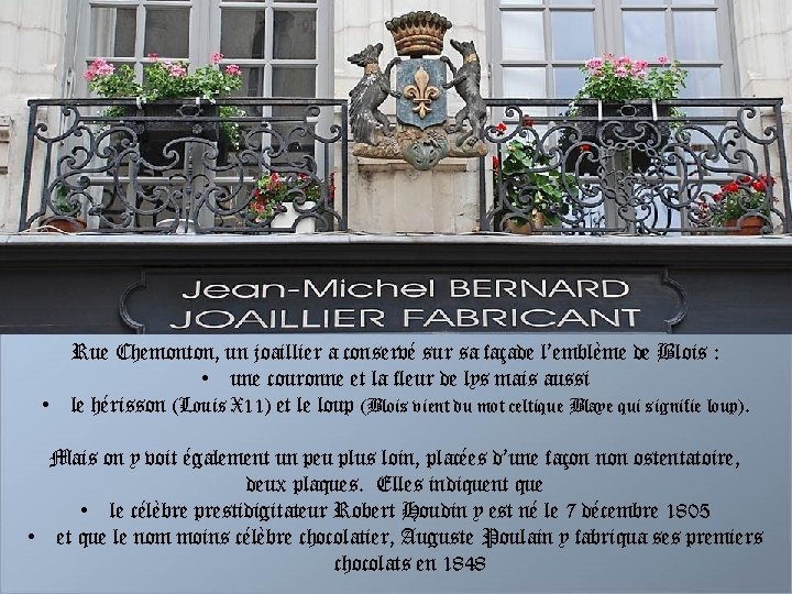 Rue Chemonton, un joaillier a conservé sur sa façade l’emblème de Blois : •
