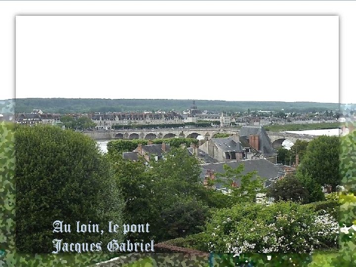 Au loin, le pont Jacques Gabriel 