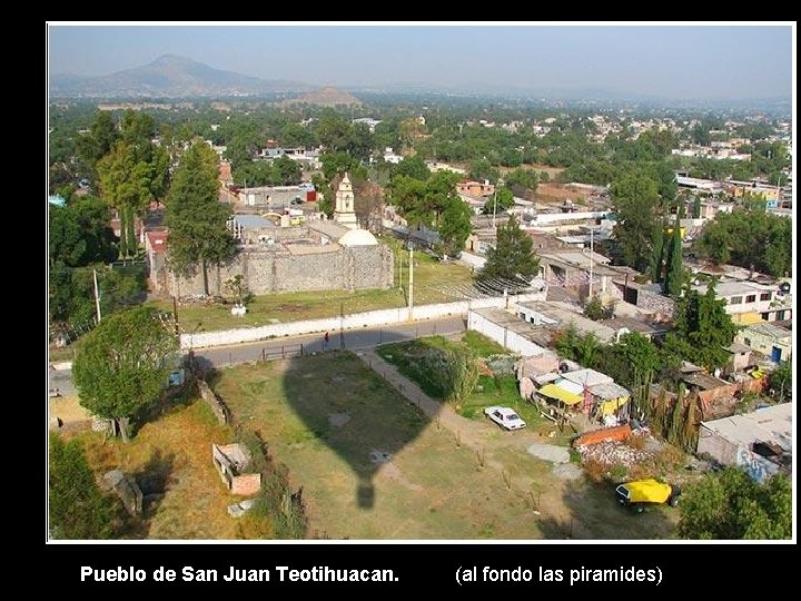 Pueblo de San Juan Teotihuacan. (al fondo las piramides) 