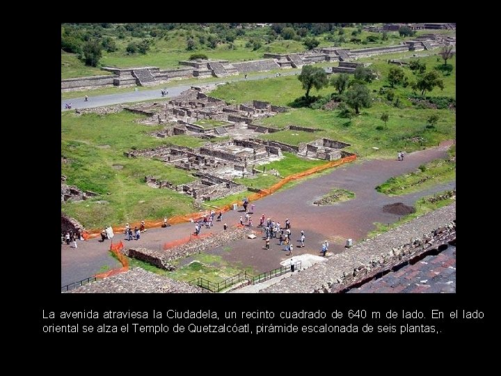 La avenida atraviesa la Ciudadela, un recinto cuadrado de 640 m de lado. En