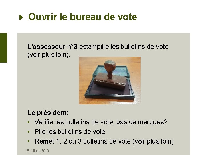 Ouvrir le bureau de vote L'assesseur n° 3 estampille les bulletins de vote (voir