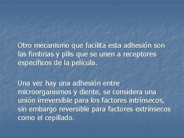 Otro mecanismo que facilita esta adhesión son las fimbrias y pilis que se unen