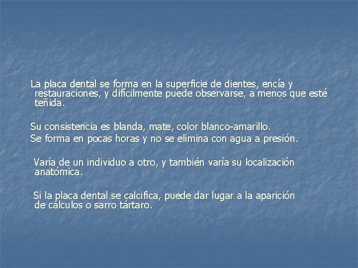 La placa dental se forma en la superficie de dientes, encía y restauraciones, y
