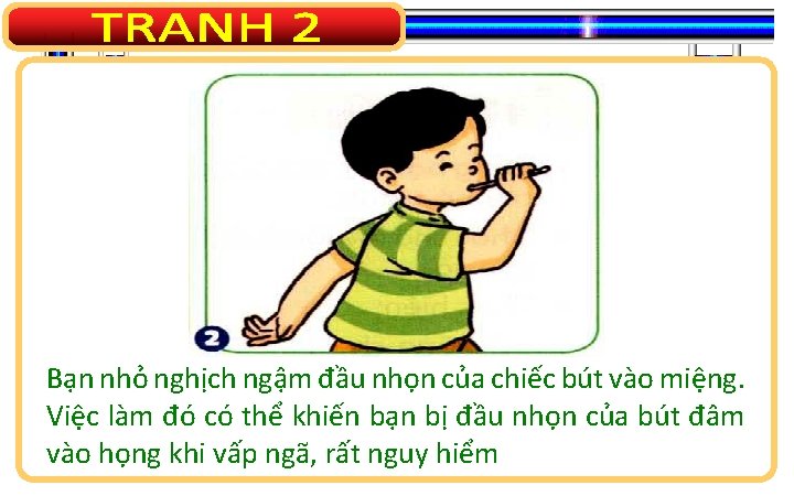 Bạn nhỏ nghịch ngậm đầu nhọn của chiếc bút vào miệng. Việc làm đó