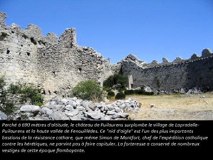 Perché à 690 mètres d'altitude, le château de Puilaurens surplombe le village de Lapradelle.