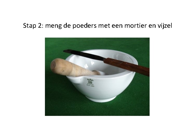 Stap 2: meng de poeders met een mortier en vijzel 