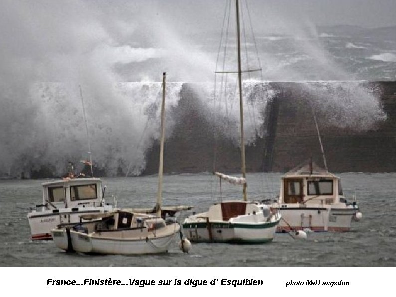 France. . . Finistère. . . Vague sur la digue d' Esquibien photo Mal