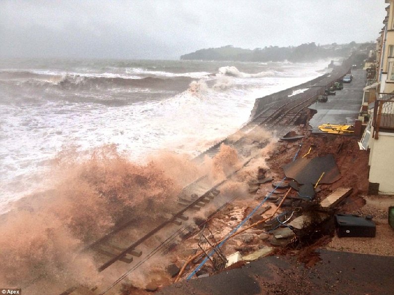 Grande-Bretagne. . . à Dawlish la voie ferrée s' éffondre Photo Clive postlethwaite et