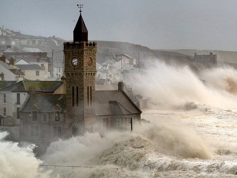 Grande Bretagne. . à Porthleven (église transformée : club de billard et réunions du