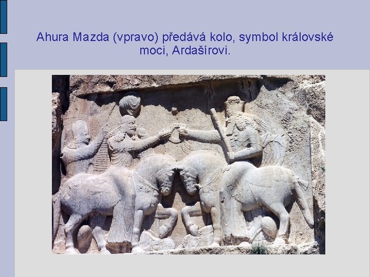 Ahura Mazda (vpravo) předává kolo, symbol královské moci, Ardašírovi. 