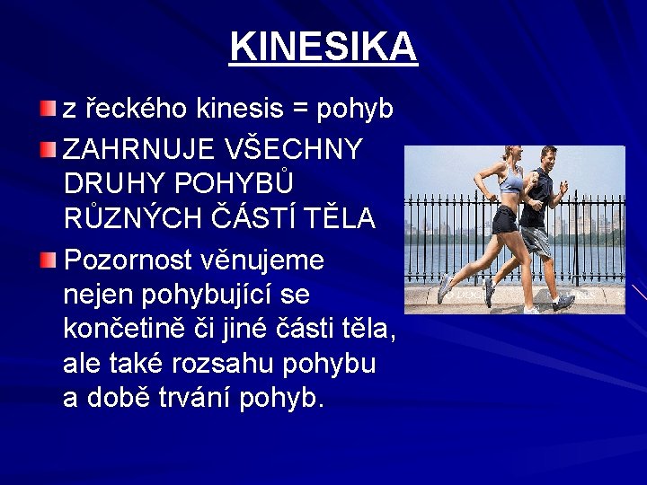 KINESIKA z řeckého kinesis = pohyb ZAHRNUJE VŠECHNY DRUHY POHYBŮ RŮZNÝCH ČÁSTÍ TĚLA Pozornost