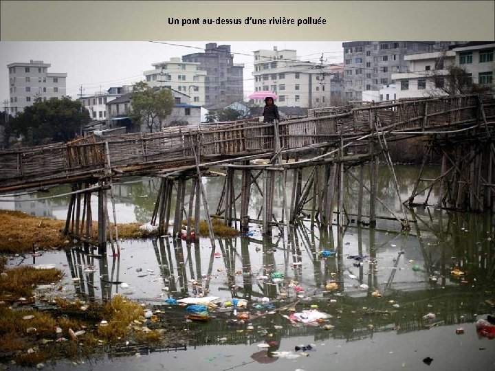Un pont au-dessus d’une rivière polluée 