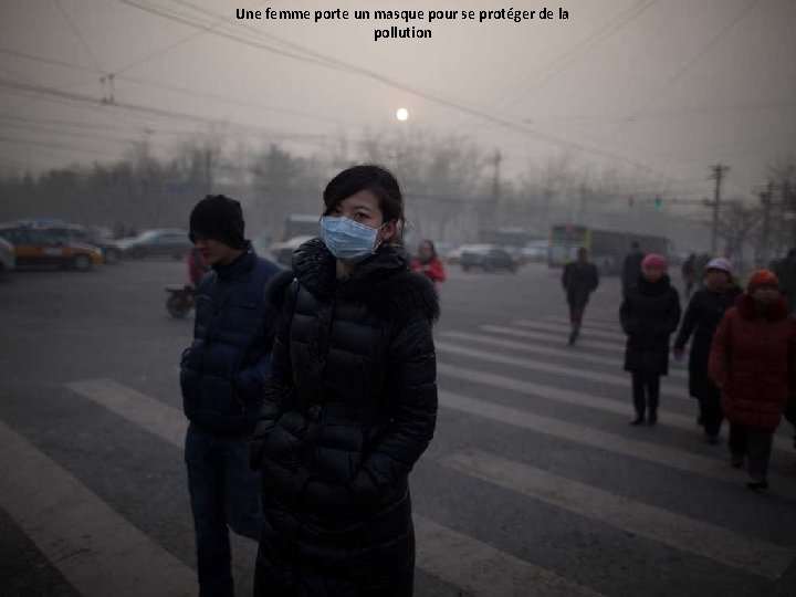 Une femme porte un masque pour se protéger de la pollution 