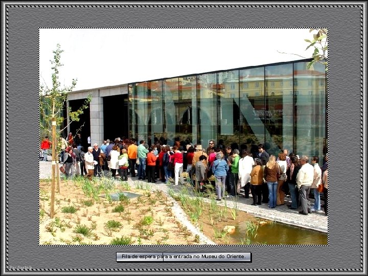 Fila de espera para a entrada no Museu do Oriente. Por Anabela 