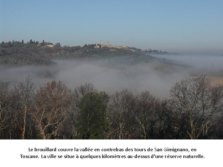 Le brouillard couvre la vallée en contrebas des tours de San Gimignano, en Toscane.