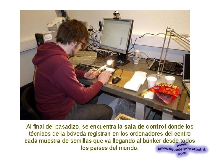 Al final del pasadizo, se encuentra la sala de control donde los técnicos de