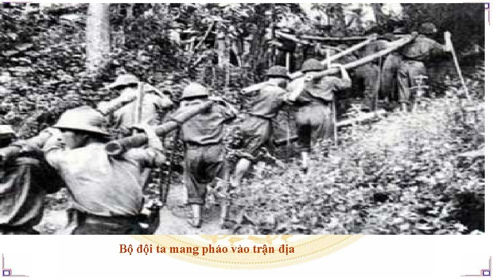 Bộ đội ta mang pháo vào trận địa 