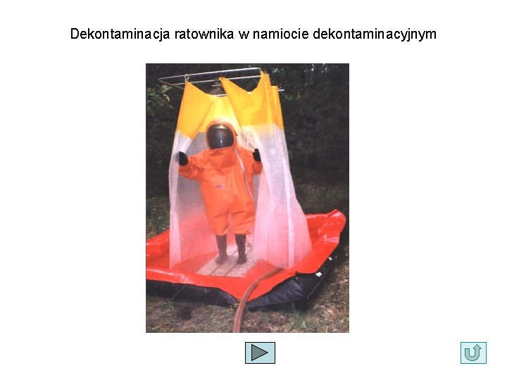 Dekontaminacja ratownika w namiocie dekontaminacyjnym 