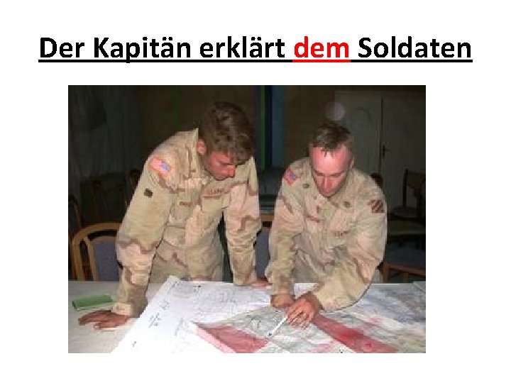 Der Kapitän erklärt dem Soldaten 