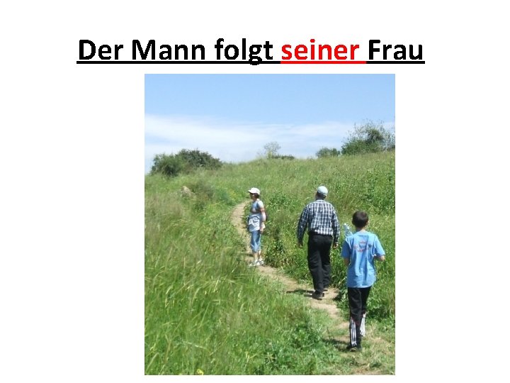 Der Mann folgt seiner Frau 