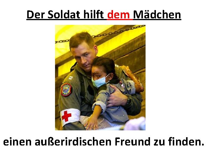 Der Soldat hilft dem Mädchen einen außerirdischen Freund zu finden. 