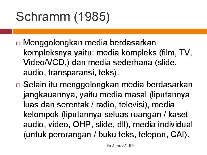 Schramm (1985) Menggolongkan media berdasarkan kompleksnya yaitu: media kompleks (film, TV, Video/VCD, ) dan