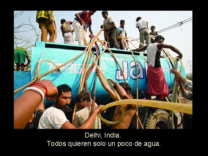 Delhi, India. Todos quieren solo un poco de agua. 