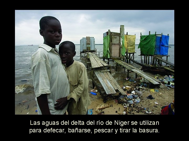 Las aguas delta del río de Niger se utilizan para defecar, bañarse, pescar y