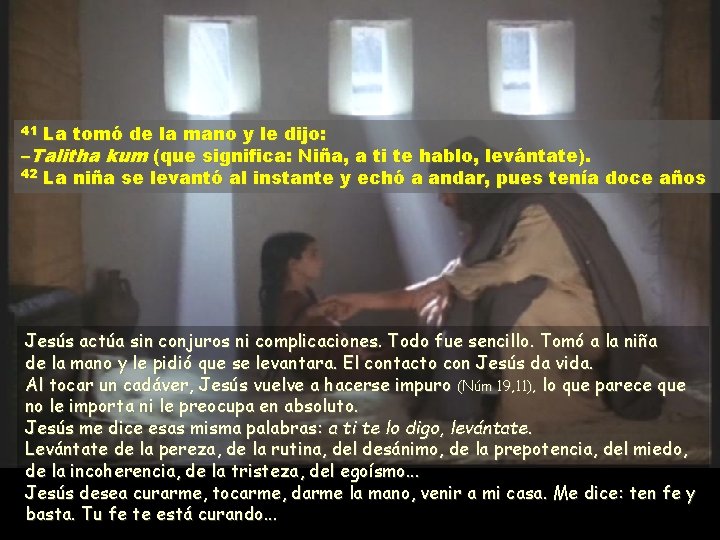 La tomó de la mano y le dijo: –Talitha kum (que significa: Niña, a